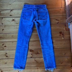 Reformation Levi’s Button Fly with Back of the Leg Seam Detailing. Size 26.